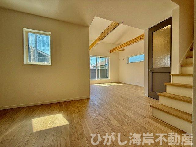 茅ヶ崎市香川5丁目　新築戸建　全10棟のダイニング|20.1帖　勾配天井のLDK