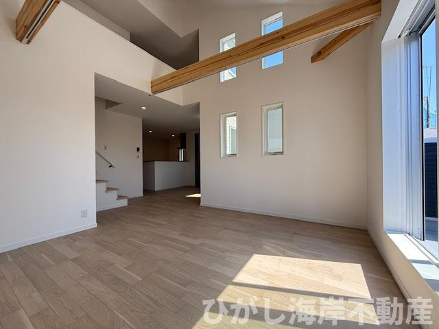 茅ヶ崎市香川5丁目　新築戸建　全10棟の居間・リビング|20.1帖　勾配天井のLDK