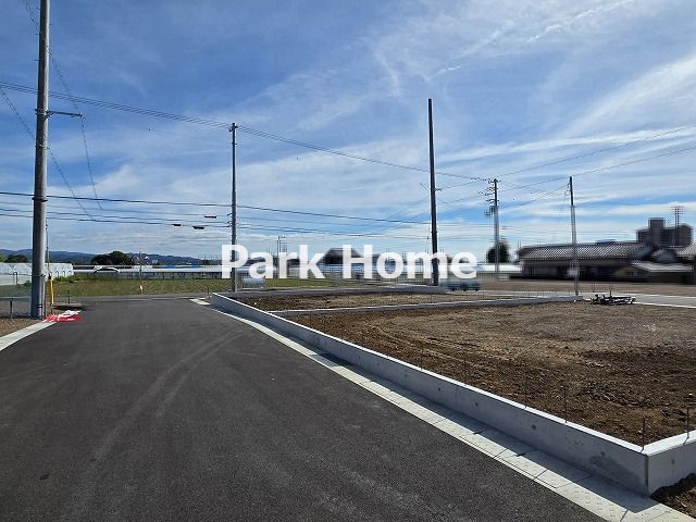 香南市野市町西野 ⑦ 新築戸建ての前面道路含む現地写真|北側前面道路