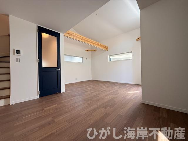 茅ヶ崎市香川5丁目　新築戸建　全10棟の居間・リビング|20帖　勾配天井のLDK