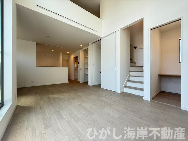 茅ヶ崎市香川5丁目　新築戸建　全10棟の居間・リビング|17.7帖　勾配天井のLDK