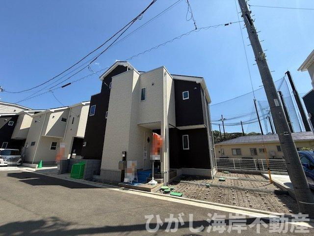 茅ヶ崎市香川5丁目　新築戸建　全10棟の前面道路含む現地写真|4月16日撮影　外構工事中　現地外観