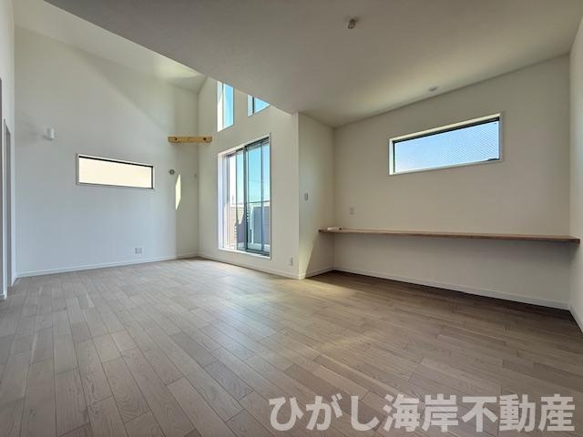 茅ヶ崎市香川5丁目　新築戸建　全10棟の居間・リビング|17.7帖　勾配天井のLDK