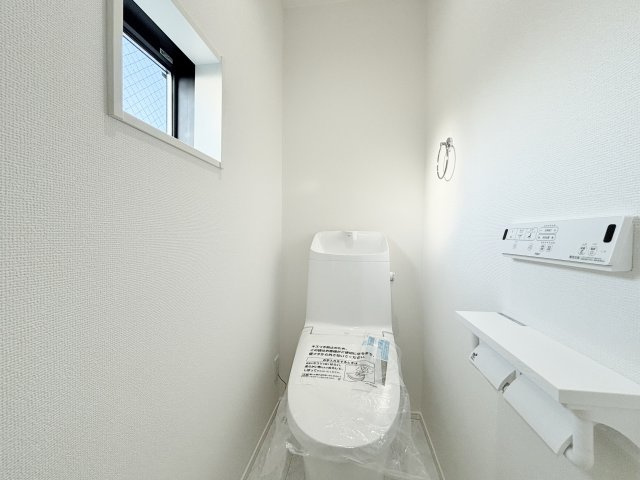 練馬区羽沢2丁目 全3棟 1号棟のトイレ|小窓を設けた明るく清潔感あふれるトイレ
トイレは各階に設けているので忙しい朝にも便利です