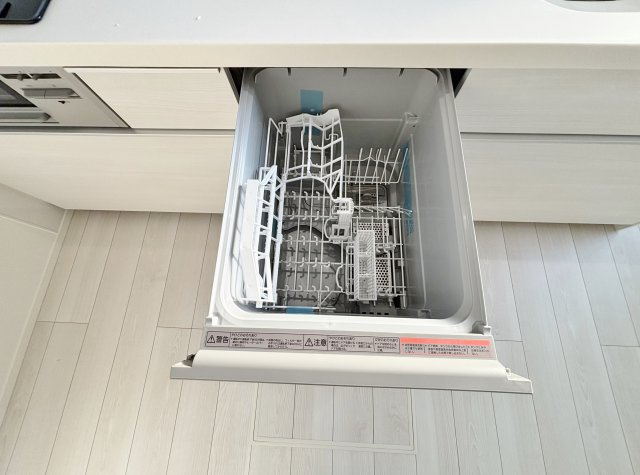 練馬区羽沢2丁目 全3棟 1号棟のキッチン|食後の片づけに便利な食器洗乾燥機が標準装備です
