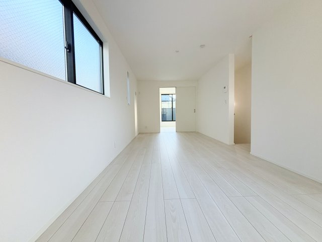 練馬区羽沢2丁目 全3棟 1号棟の居間・リビング|家の中心でもあるLDKは17.8帖の開放感
多面開口の明るく快適な家族団らんスペースです