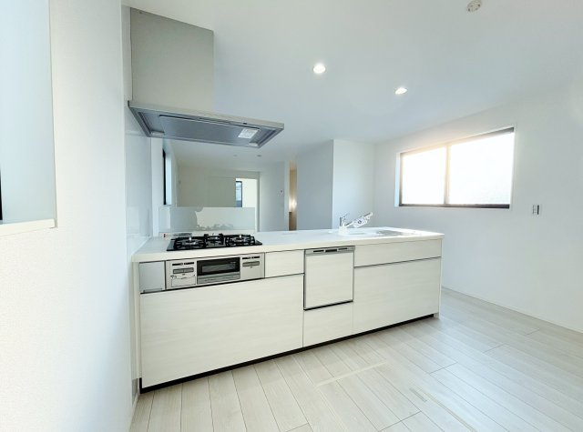 練馬区羽沢2丁目 全3棟 1号棟のキッチン|人気の対面キッチンはリビングを眺め名gらお料理ができます
家事効率の上がるハイスペックなキッチン
白を基調とした清潔感あふれるキッチンです