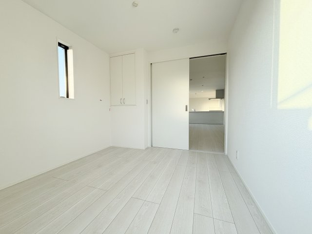 練馬区羽沢2丁目 全3棟 1号棟の和室|2階4.5錠洋室は整形なお部屋なので家具のレイアウトもしやすいです
大きな掃き出し窓からバスコニーに動線がつながります