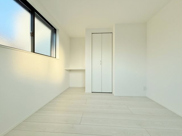 練馬区羽沢2丁目 全3棟 1号棟の洋室|1階6.3帖洋室は2面開口の明るく快適な洋室です
多目的にお使い頂けるカウンターを設置しています