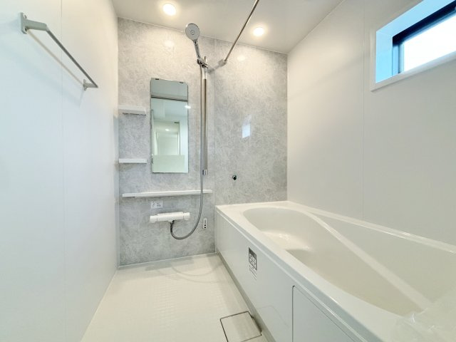 練馬区羽沢2丁目 全3棟 1号棟の浴室|落ち着いた色合いの浴室
広々とした一坪タイプの浴室は足を伸ばしてゆっくりバスタイムを楽しめます
浴室換気乾燥機を装備しています