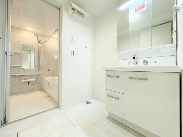 練馬区羽沢2丁目 全3棟 1号棟の独立洗面台|使いやすい三面鏡の洗面台
鏡裏やベースキャビネットなど収納が豊富なので水回りをキレイにお使い頂けます
広々とした洗面室はお子様との入浴にも充分なスペースがございます