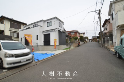 【前面道路含む現地写真】 | 綾瀬市綾西2丁目　新築戸建て　全１棟【仲介手数料無料】 | 宅地建物取引士による不動産のご説明・現地のご案内、住宅金融普及協会住宅ローンアドバイザーが住宅ローンのアドバイスから融資実行までのお手伝いをしっかりサポートします♪