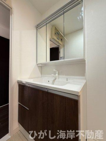 ライフコア茅ヶ崎の独立洗面台|新規リフォーム完了！　三面鏡化粧台