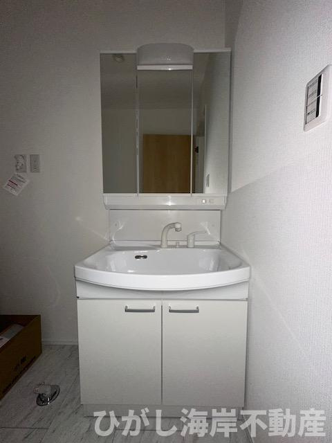 藤沢市辻堂東海岸1丁目　新築戸建　全２棟の独立洗面台|三面鏡化粧台