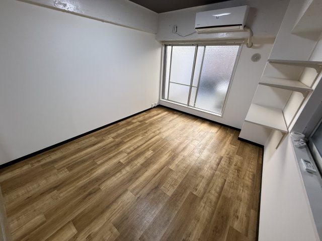 ラ・サルビア桜塚の洋室