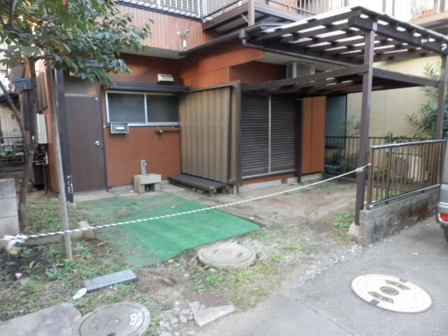 谷戸町１丁目貸家の駐車場