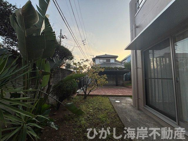 藤沢市鵠沼松が岡4丁目　中古戸建の庭|玄関までのアプローチ