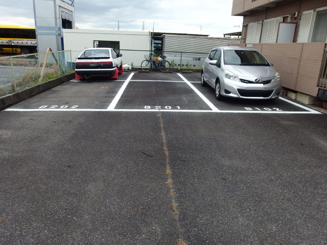グランパスＢの駐車場