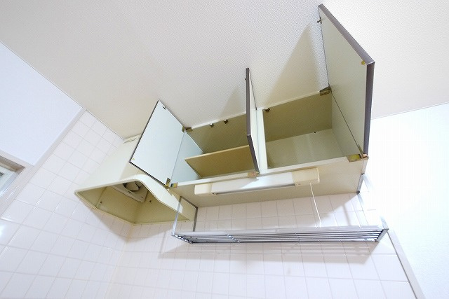 レジデンス桜池のキッチン|キッチン上部には収納があります