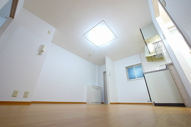 レジデンス桜池の居間・リビング|こちらのリビングで趣味の時間をお楽しみください