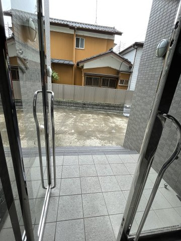 川崎市多摩区宿河原６丁目の賃貸マンションのエントランス