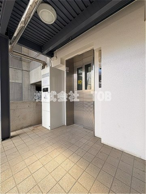 【ロビー】 | 三鷹新川プラザ | 宅配BOX　エレベータ―