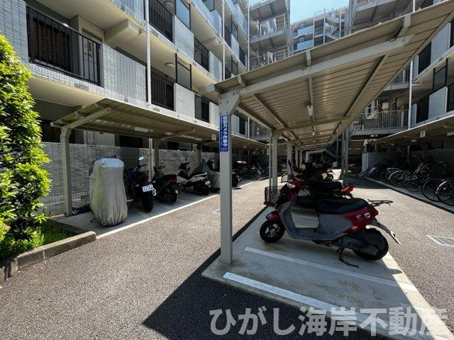 ダイアパレス湘南虹ケ浜オーシャンビューの駐車場|敷地内バイク置き場