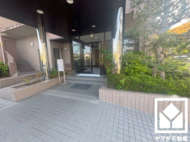 朝日プラザ石清水のエントランス