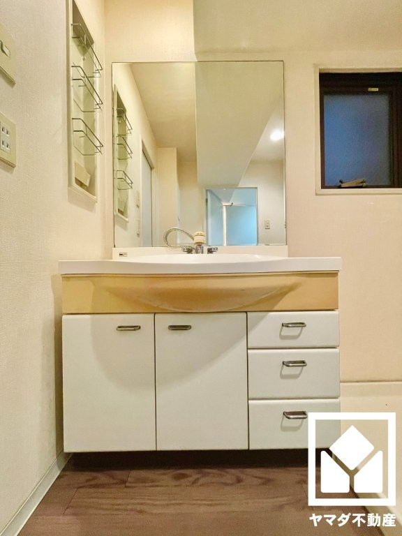 朝日プラザ石清水の独立洗面台