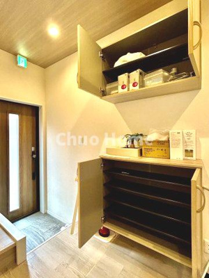 【玄関】 | 葛飾区東四つ木1丁目中古住宅 | 【玄関】玄関には大型のシューズクローゼットを設置しておりますのでいつでもスッキリりとした空間を保てます。玄関周りを清潔に使うのはとても大事なことですよね。