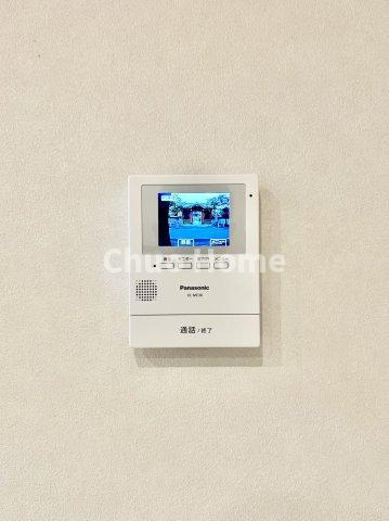 葛飾区東四つ木1丁目中古住宅のセキュリティ|【モニターホン】誰が来たかすぐにわかるカラーモニター付きインターホン。通話ボタンを押すまでは室内の音は漏れていませんので相手を確かめてから応対できます。