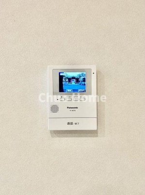 【セキュリティ】 | 葛飾区東四つ木1丁目中古住宅 | 【モニターホン】誰が来たかすぐにわかるカラーモニター付きインターホン。通話ボタンを押すまでは室内の音は漏れていませんので相手を確かめてから応対できます。