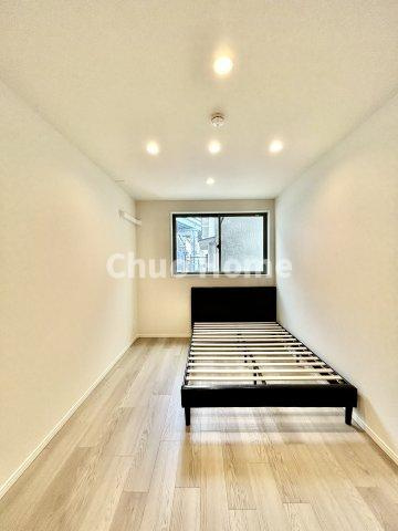 葛飾区東四つ木1丁目中古住宅の寝室|【寝室】心と体をゆったりと安らげる主寝室。寝室のゆとりが大きい分だけ、暮らしの安らぎは深まります。一日の疲れを癒すだけでなく、ご夫婦の親密な語らいを紡ぎ出します