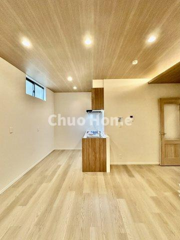 葛飾区東四つ木1丁目中古住宅のキッチン|視界に広がりを生むオープンなキッチン。料理や片付けをしながら、家族との会話を楽しんだり、リビングで遊ぶ子どもを見守れます。ご見学時には家具の配置などもイメージしながらぜひご覧になって見て下さい。