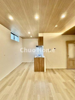 【キッチン】 | 葛飾区東四つ木1丁目中古住宅 | 視界に広がりを生むオープンなキッチン。料理や片付けをしながら、家族との会話を楽しんだり、リビングで遊ぶ子どもを見守れます。ご見学時には家具の配置などもイメージしながらぜひご覧になって見て下さい。