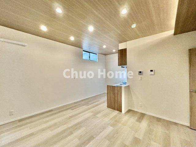 葛飾区東四つ木1丁目中古住宅のダイニング|【ダイニング】忙しい朝でも、しっかり家族が揃って食事をして頂けるゆとりある大きさのダイニングスペース。奥様が作る手料理をカウンター越しに受けとって頂き、テーブルで囲む素敵な時間を存分に愉しんで下さい。