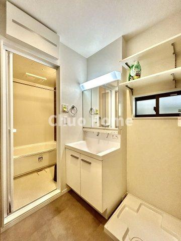 葛飾区東四つ木1丁目中古住宅の脱衣所|【洗面所】明るい洗面所は朝をすっきりさせてくれる空間です。バタバタしている忙しい朝でも収納が多い洗面台では短い時間で効率良く支度ができます。