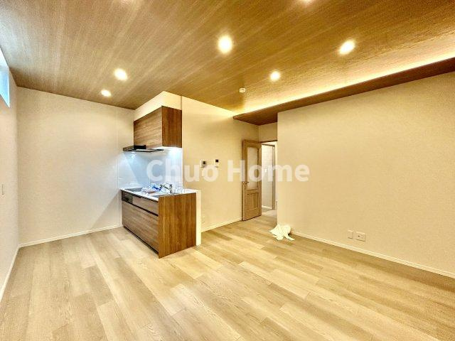 葛飾区東四つ木1丁目中古住宅の居間・リビング|【居間・リビング】「ＬＤＫは家族団らんをデザイン」広いＬＤＫでは家族が集まり一緒の時間を過ごせる工夫がされております。何気ない一日の当たり前のひとコマがいつか一生の宝物になります