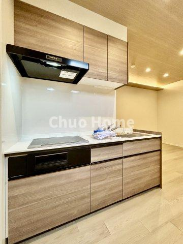 葛飾区東四つ木1丁目中古住宅のキッチン|ワイドで収納豊富なシステムキッチン