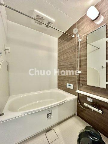 葛飾区東四つ木1丁目中古住宅の浴室|【バスルーム】暖房換気乾燥機付きシステムバスルーム。暖房・冷風・換気・乾燥など、毎日を快適に過ごせるうれしい機能が揃っています。雨の日の洗濯物も安心です。