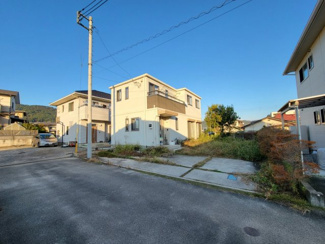 【前面道路含む現地写真】 | 甲斐市島上条 2011年築・トヨタホーム施工中古戸建 車並2 | ご内覧も可能です。お気軽にお問合せください。