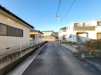 【前面道路含む現地写真】 | 甲斐市島上条 2011年築・トヨタホーム施工中古戸建 車並2 | 前面道路幅員は4.0ｍ