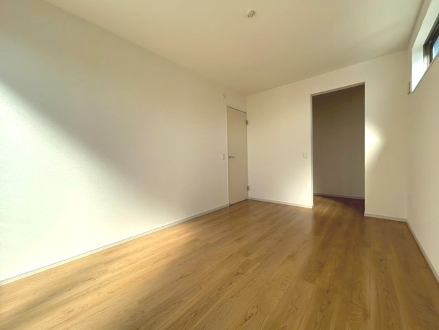 【価格改定】京都市西京区大原野上里紅葉町の洋室|洋室（約6.75帖）
衣類や荷物をたっぷり収納できるウォークインクローゼットを設置。