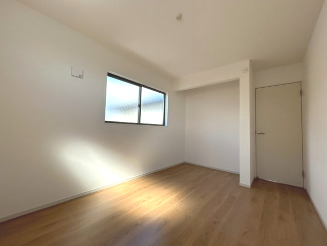 京都市西京区大原野上里紅葉町の洋室|洋室（約5.96帖）
二面採光で陽当たり・通風良好のお部屋です。