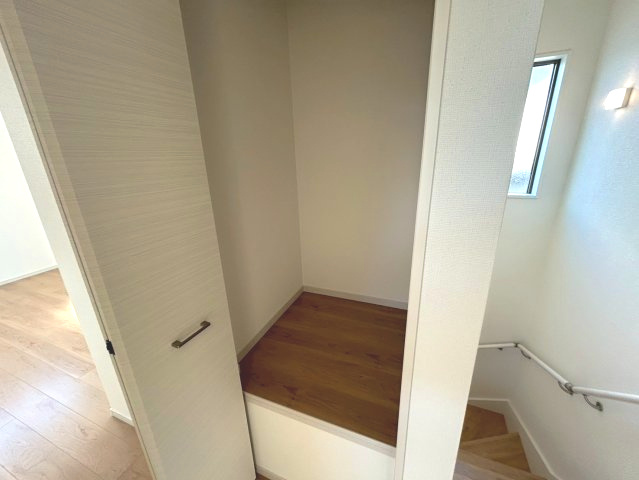 京都市西京区大原野上里紅葉町の収納|階段横の収納スペースには、掃除道具や日用品の収納に便利です。