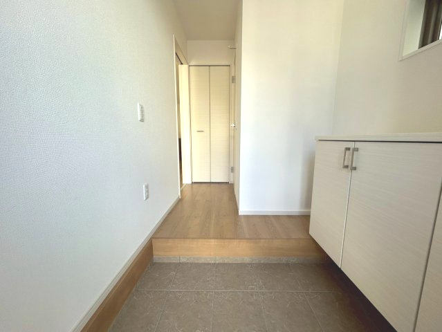 【価格改定】京都市西京区大原野上里紅葉町の玄関|玄関収納付きで、靴や小物をすっきり収納できます。