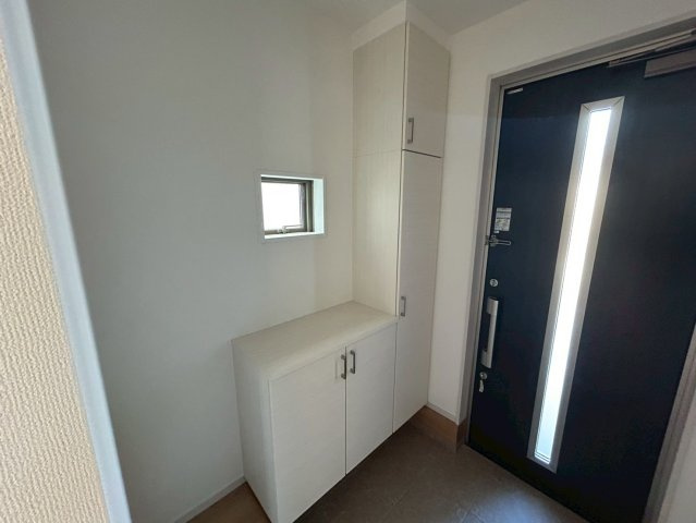 京都市西京区大原野上里紅葉町の玄関|玄関には、ちょっとした雑貨や小物を飾れるスペースがあり、暮らしに彩りをプラスできます。