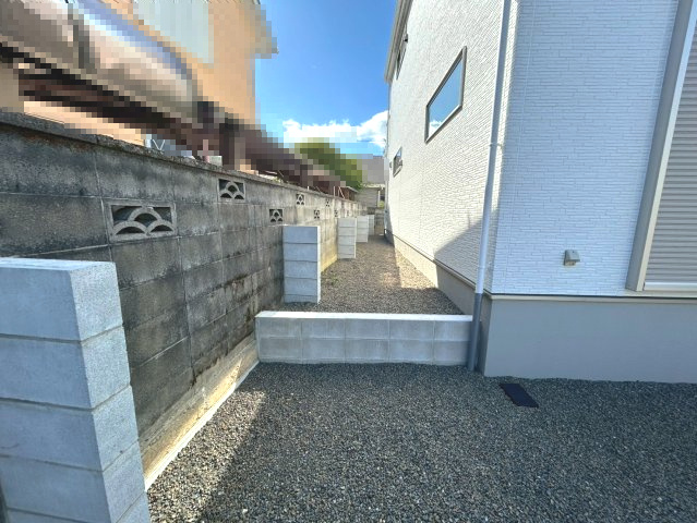 【価格改定】京都市西京区大原野上里紅葉町のその他|擁壁にブロックを設置した外構で、安全性に配慮しています。