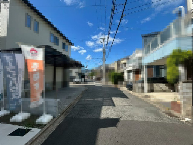 【価格改定】京都市西京区大原野上里紅葉町の前面道路含む現地写真|スーパーが徒歩圏内にございます。