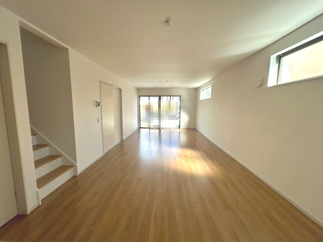 【価格改定】京都市西京区大原野上里紅葉町の居間・リビング|広々としたLDK（約22帖）
ナチュラルテイストの落ち着く空間です。